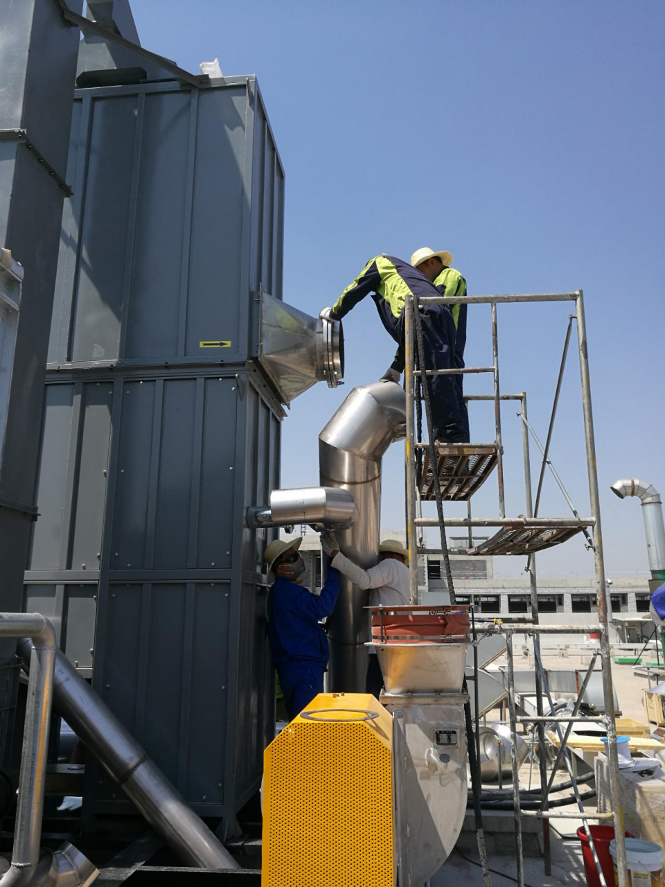 “烈日當(dāng)空,干活依然不放松”——記維珂瑞北京藥廠安裝現(xiàn)場(chǎng) “烈日當(dāng)空,干活依然不放松”——記維珂瑞北京藥廠安裝現(xiàn)場(chǎng)